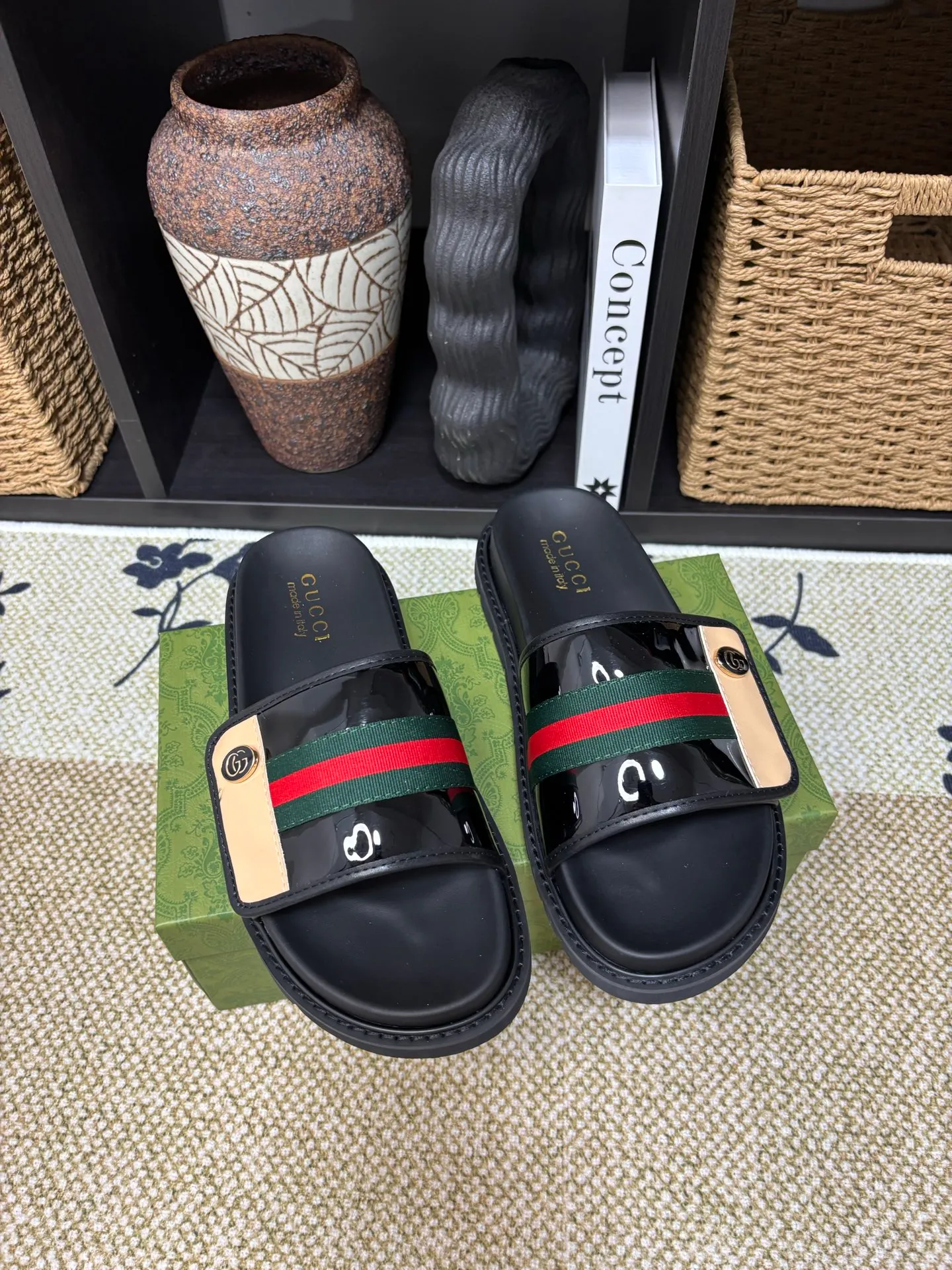 Factory 💰 300 yuan Gucci slippers] high-end men's shoes brand official website 1:1 latest masterpiece: original mold customization, the fabric is made of imported original materials, upgraded outsole, lighter and non-slip. The market's top quality, simple yet tasteful, a must-have for fashionistas, fashionable at your feet, full of confidence, the same style at the counter 👍The season of summer slippers is here. Code: 38-45 (45 customized)